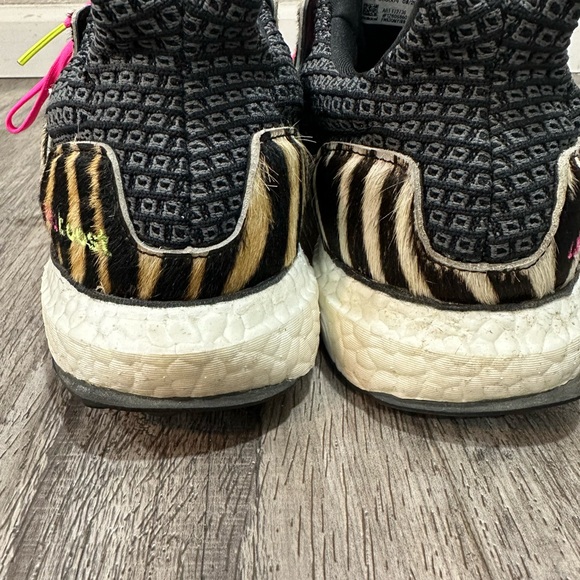 Adidas Ultra Boost DNA Zebra - Picture 4 of 9